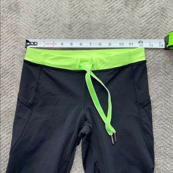 Lululemon Women's Capri Leggings Size 4 Black Black and Green Bottoms - Picture 9 of 12